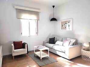 TV - Accessible house in Triana with private patio (Sevilla)