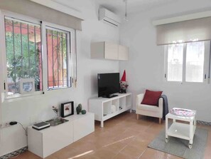 TV - Accessible house in Triana with private patio (Sevilla)