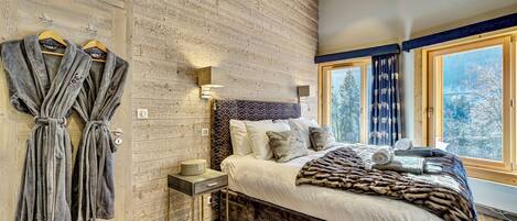 7 bedrooms, iron/ironing board, internet, bed sheets