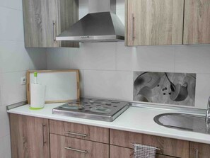 Køleskab, mikrobølgeovn, kaffe-/temaskine, brødrister