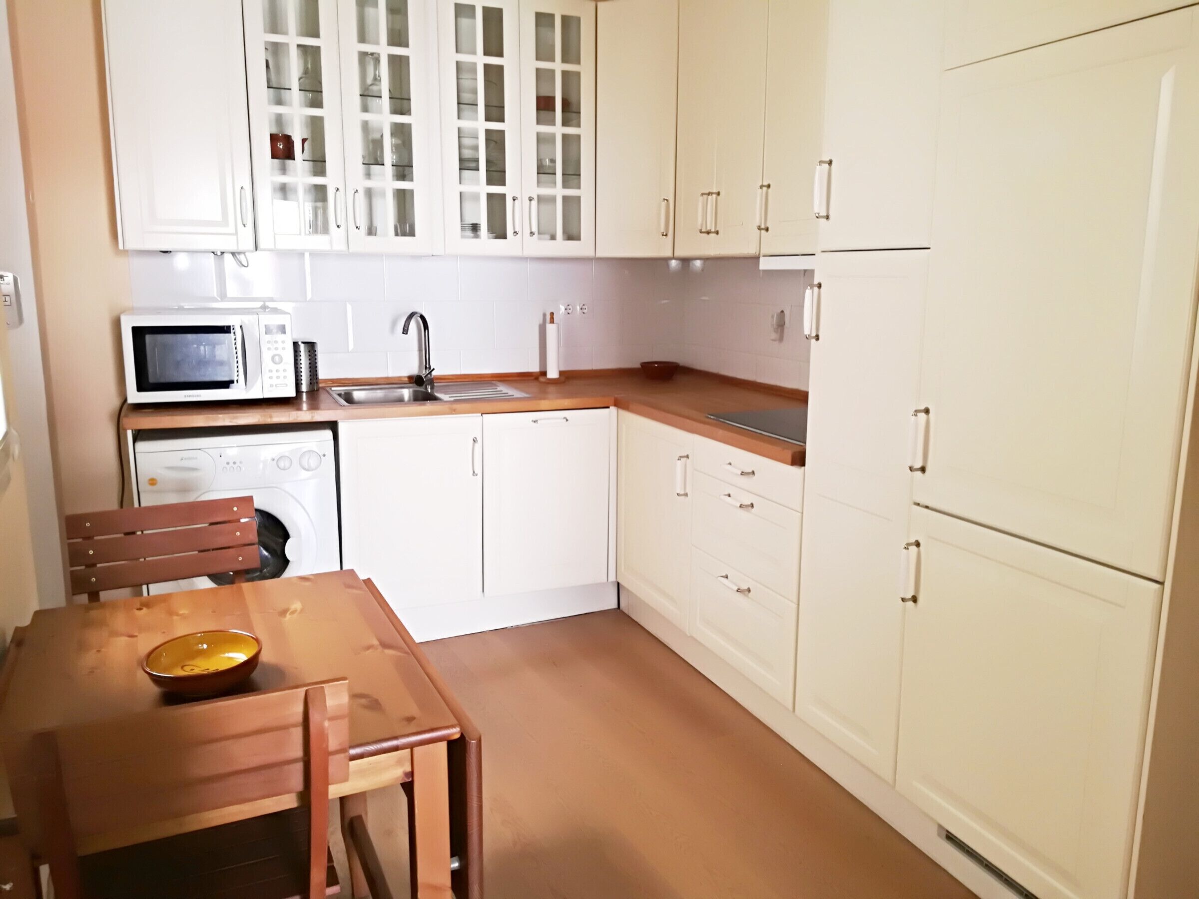 Een koffiezetapparaat/waterkoker, een koelkast, een magnetron