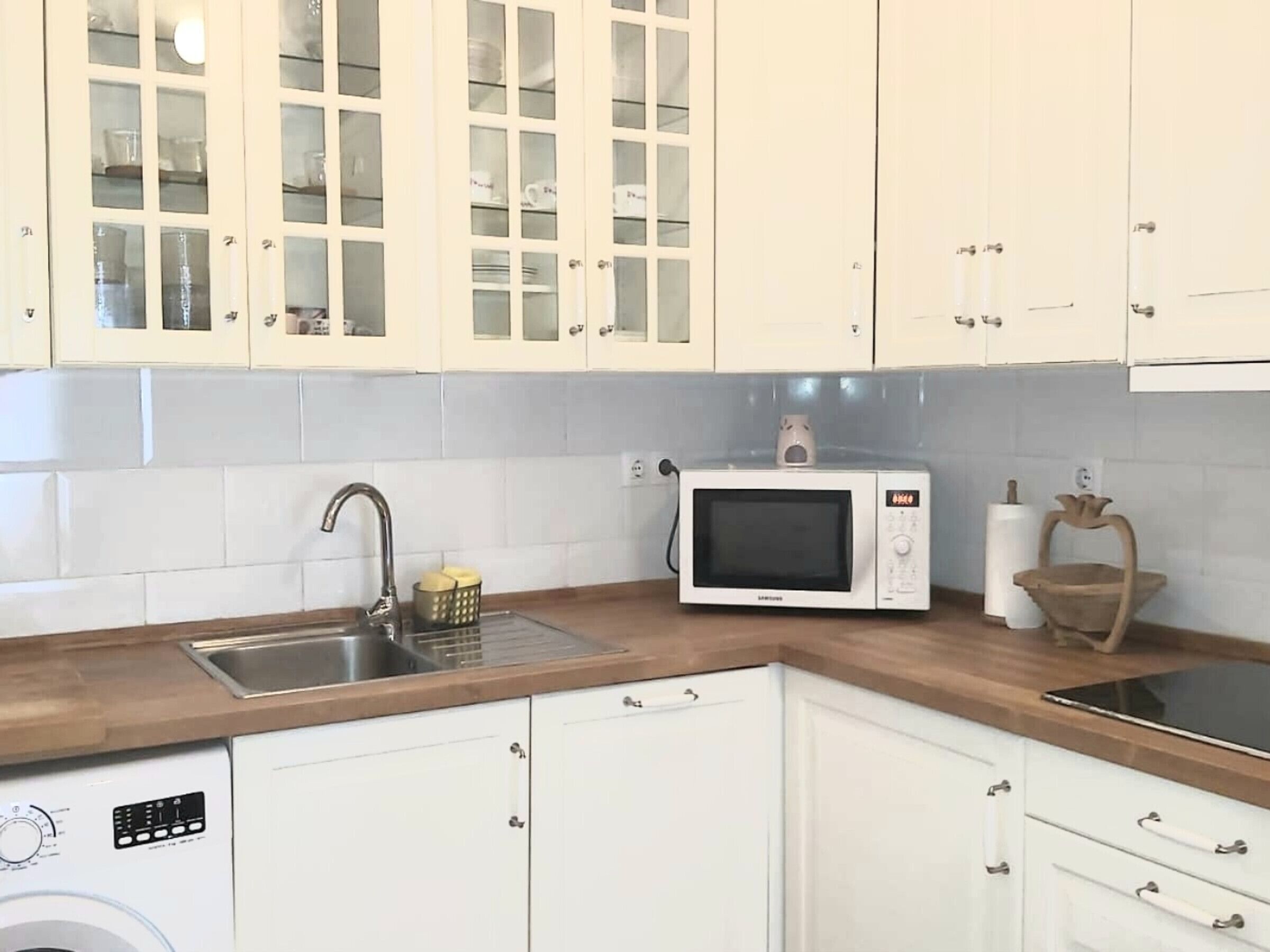 Een koelkast, een magnetron, een vaatwasser