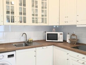 Fridge, microwave, dishwasher, coffee/tea maker