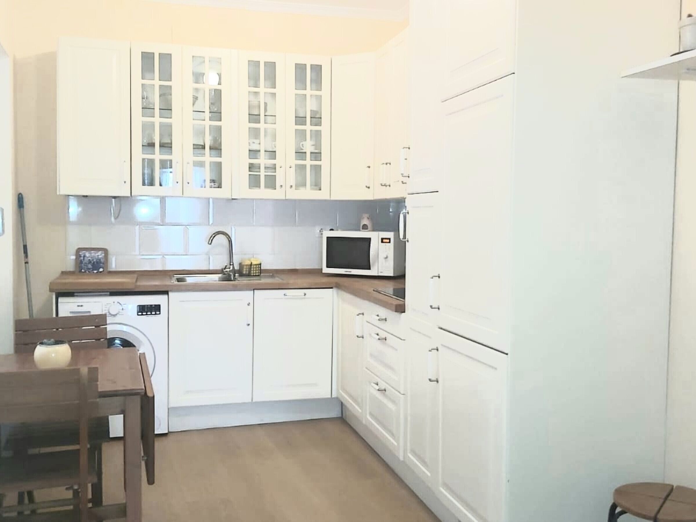 Een koelkast, een magnetron, een vaatwasser