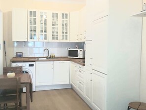 Fridge, microwave, dishwasher, coffee/tea maker