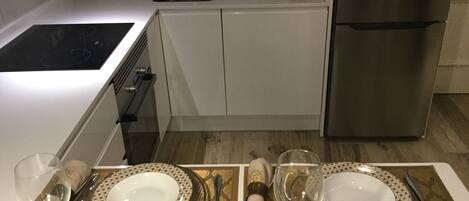 ثلاجة، ميكروويف، فرن، ماكينة لصنع القهوة/الشاي