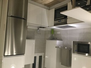 Fridge, microwave, oven, coffee/tea maker