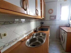 Refrigerador, microondas, horno y cafetera y tetera 