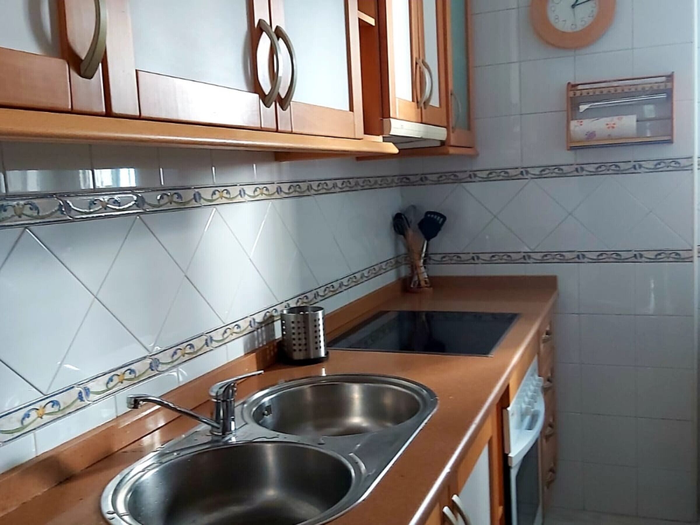 Refrigerador, microondas, horno y cafetera y tetera 