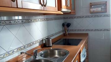 Kühlschrank, Mikrowelle, Ofen, Wasserkocher mit Kaffee-/Teezubehör