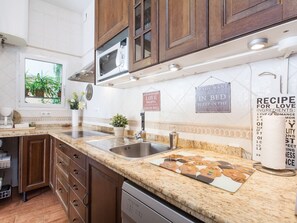 雪櫃、微波爐、焗爐、洗碗機