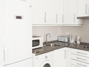 Refrigerador, microondas, cafetera y tetera y tostadora