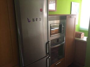 Frigorífico, microondas, horno y lavavajillas