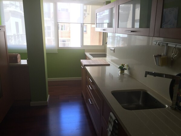 Fridge, microwave, oven, dishwasher - Spacious air-conditioned apartment in Triana, Seville, near the center (Sevilla)