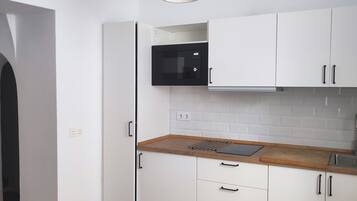 Refrigerador, microondas, cafetera y tetera y tostadora