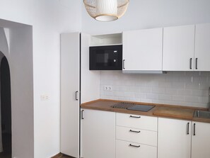 Frigorífico, microondas, cafetera o tetera y tostadora