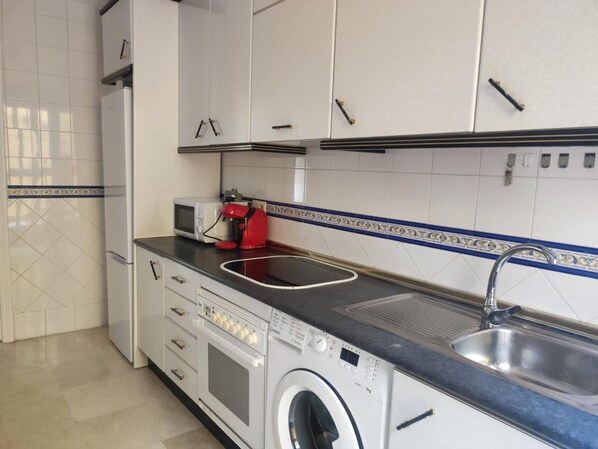 Refrigerador, microondas, lavavajillas y cafetera y tetera