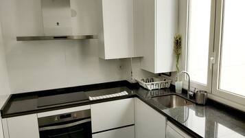 Een koelkast, een magnetron, een oven, een vaatwasser