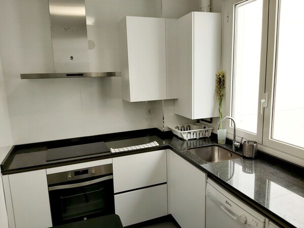 Een koelkast, een magnetron, een oven, een vaatwasser