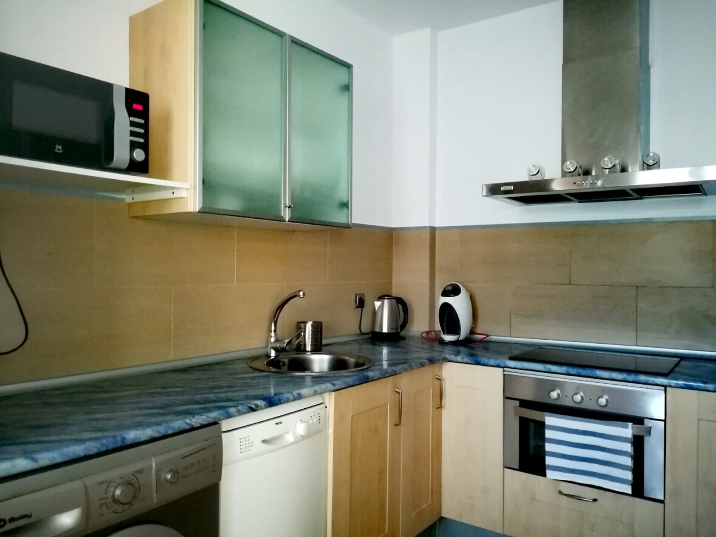 Geladeira, micro-ondas, fogão, lava-louças