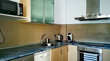 Een koelkast, een magnetron, een oven, een vaatwasser