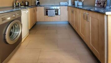 Een koelkast, een magnetron, een oven, een vaatwasser