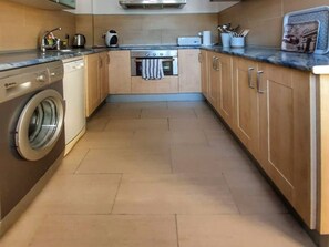 Geladeira, micro-ondas, fogão, lava-louças