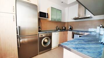 Refrigerador, microondas, horno y lavavajillas