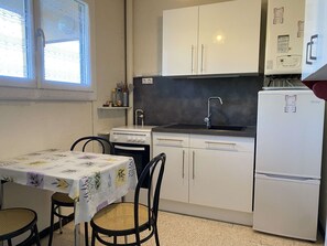 Fridge, microwave, oven, coffee/tea maker - Studio with private parking in Balaruc-les-Bains, near stadium (Balaruc-les-Bains)