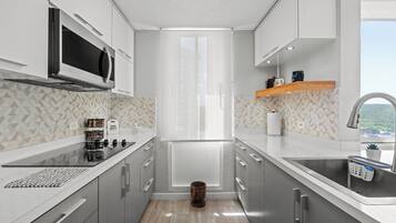 Frigorífico, microondas, horno y placa de cocina