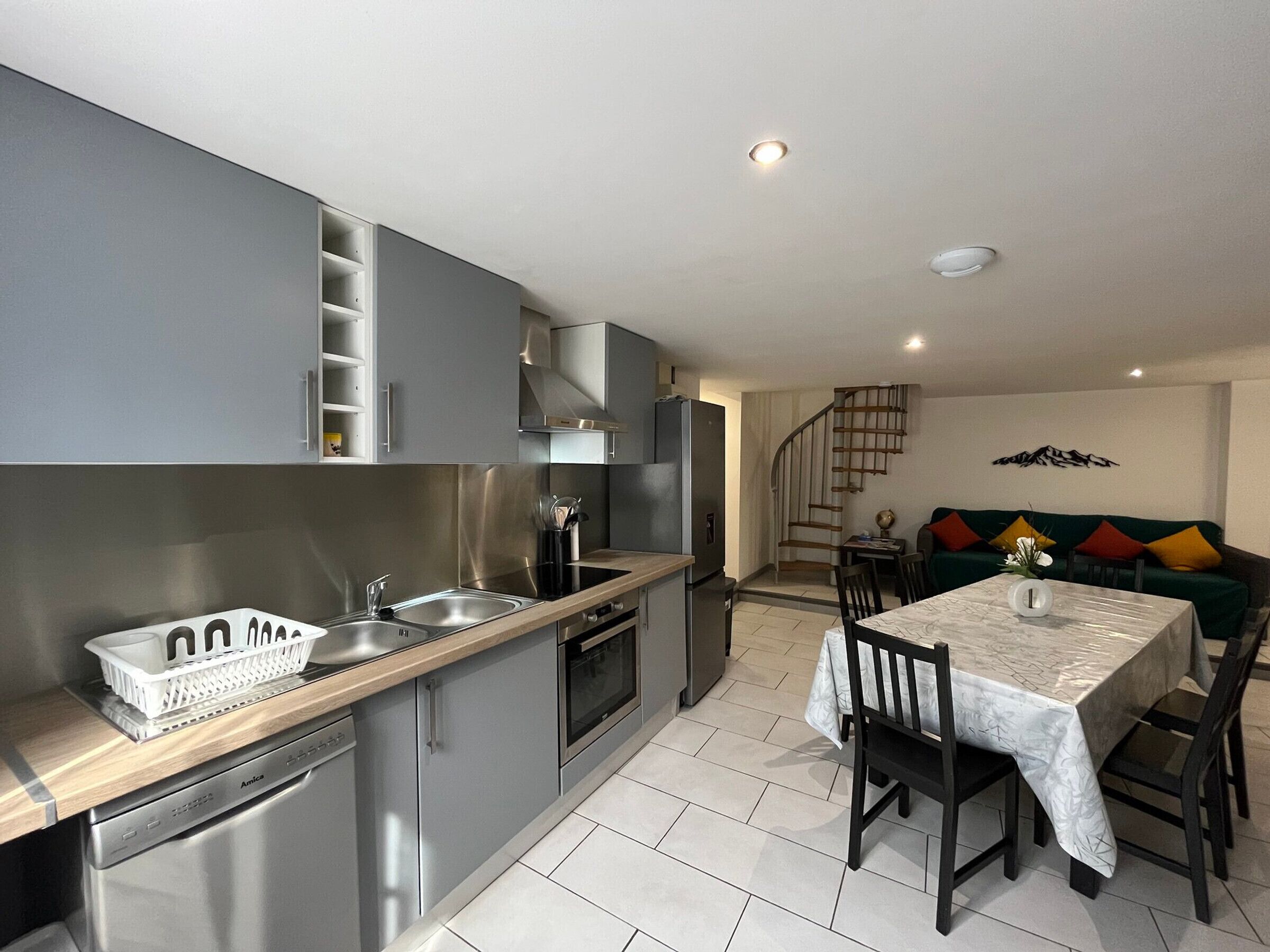 Kühlschrank, Mikrowelle, Ofen, Geschirrspüler