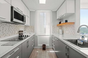Refrigerador, microondas, horno, placa de cocina