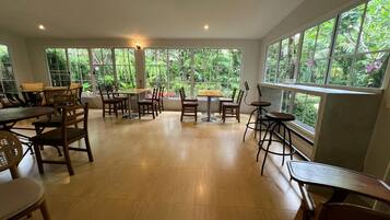 Room, 1 Bedroom, Accessible, Smoking | Dining