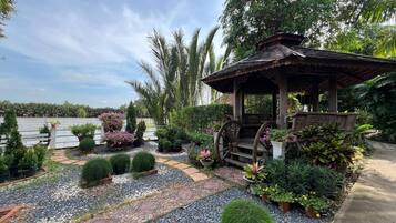 Room, 1 Bedroom, Accessible, Smoking | Property grounds