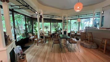 Room, 1 Bedroom, Accessible, Smoking | Dining room