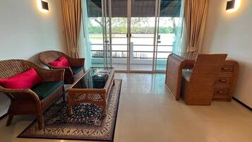 Room, 1 Bedroom, Accessible, Smoking | Living room