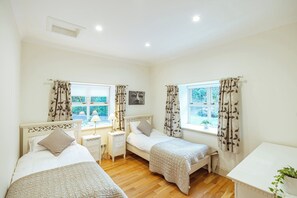 4 عدّة غرف نوم ومكواة/لوح كي وسرير سفر وواي فاي