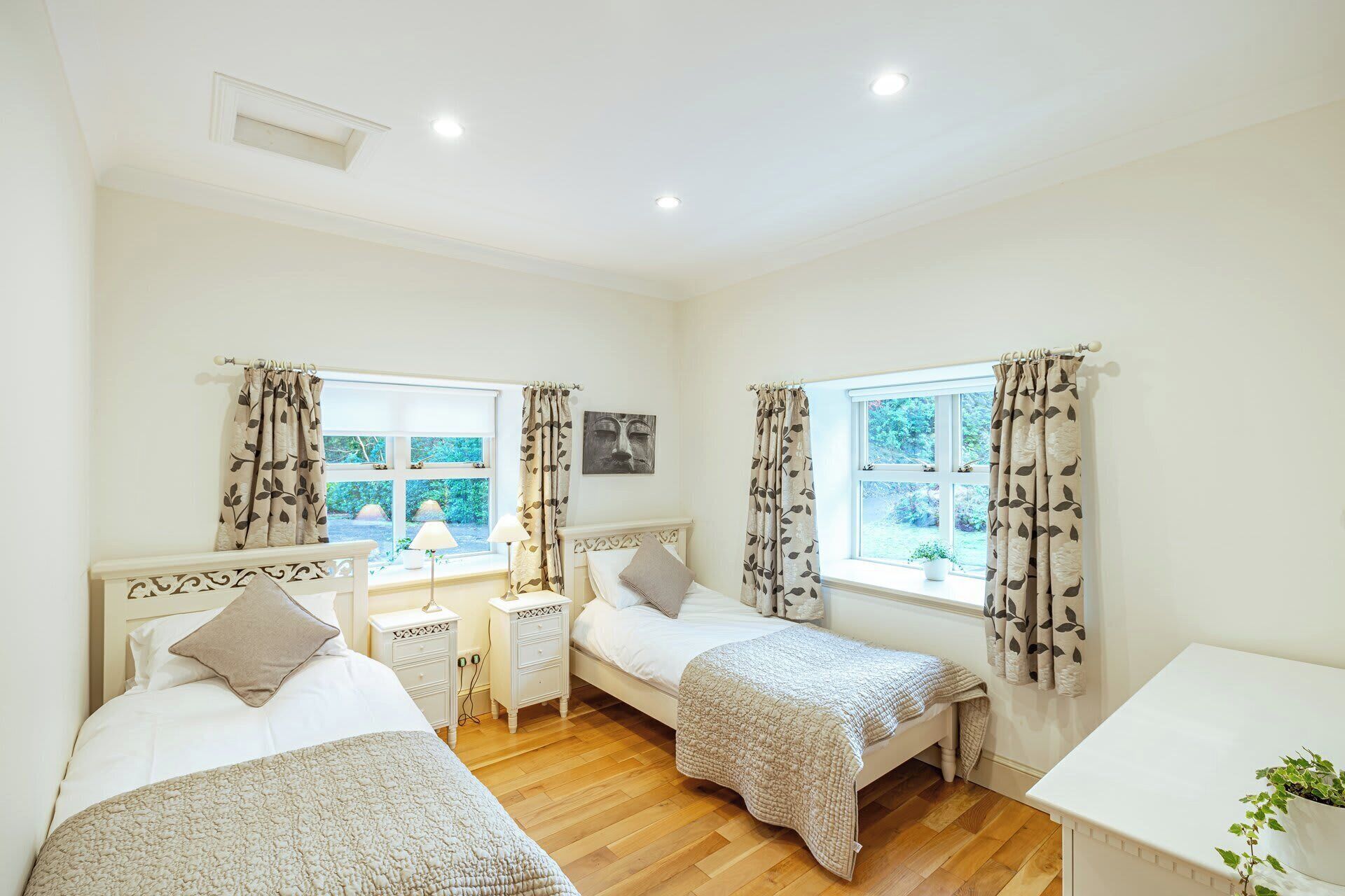 4 عدّة غرف نوم ومكواة/لوح كي وسرير سفر وواي فاي