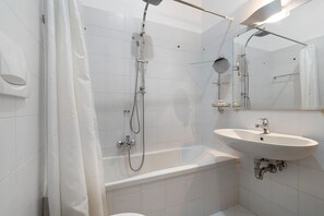 Douche, sèche-cheveux, serviettes fournies