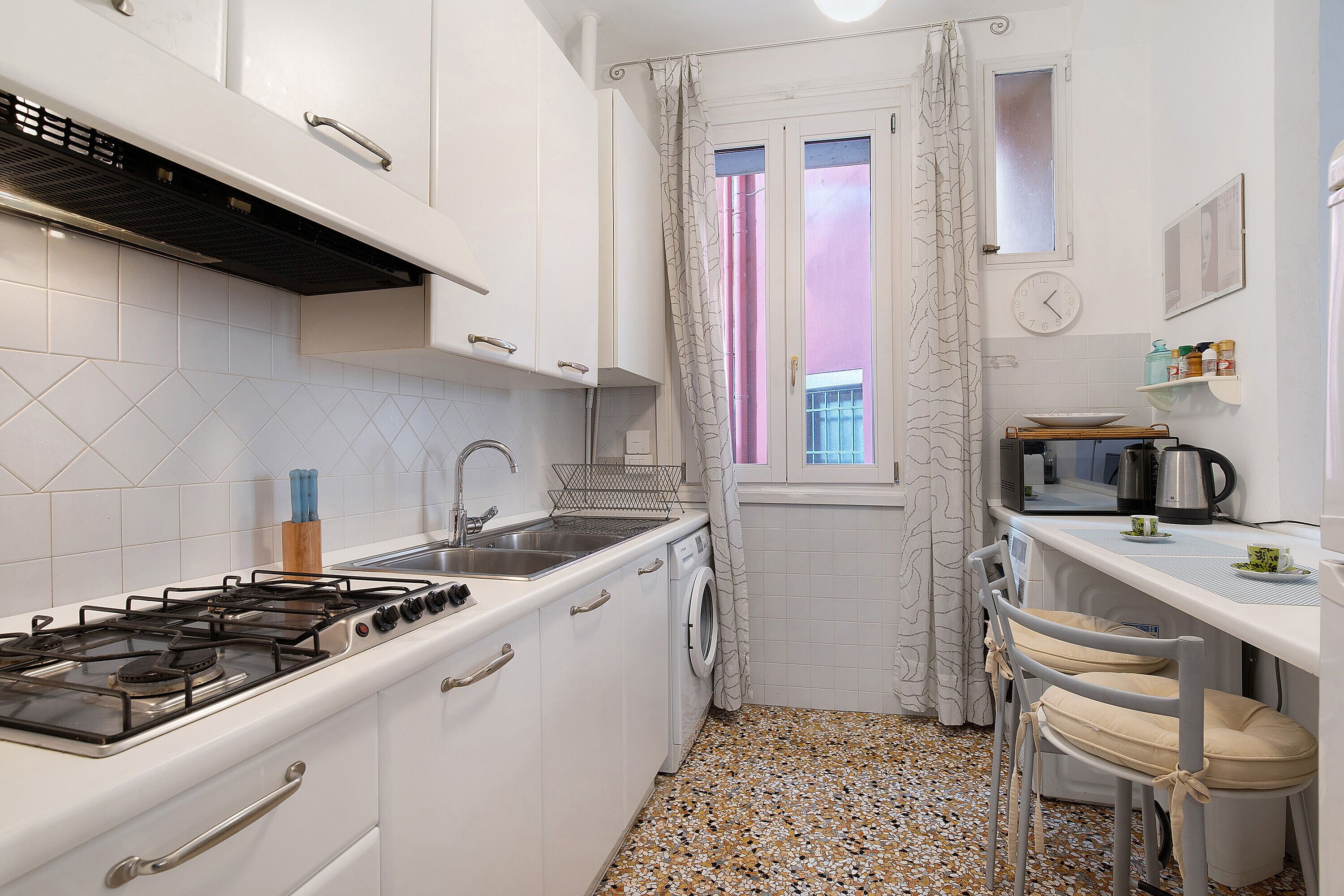 Kühlschrank, Mikrowelle, Herdplatte, Wasserkocher mit Kaffee-/Teezubehör