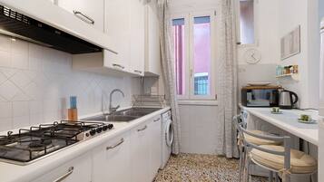 Réfrigérateur, micro-ondes, plaque de cuisson, cafetiÚre/bouilloire