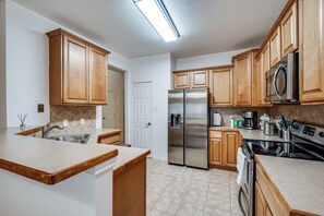 Kj øleskap, mikrobølgeovn, ovn og kokeplater