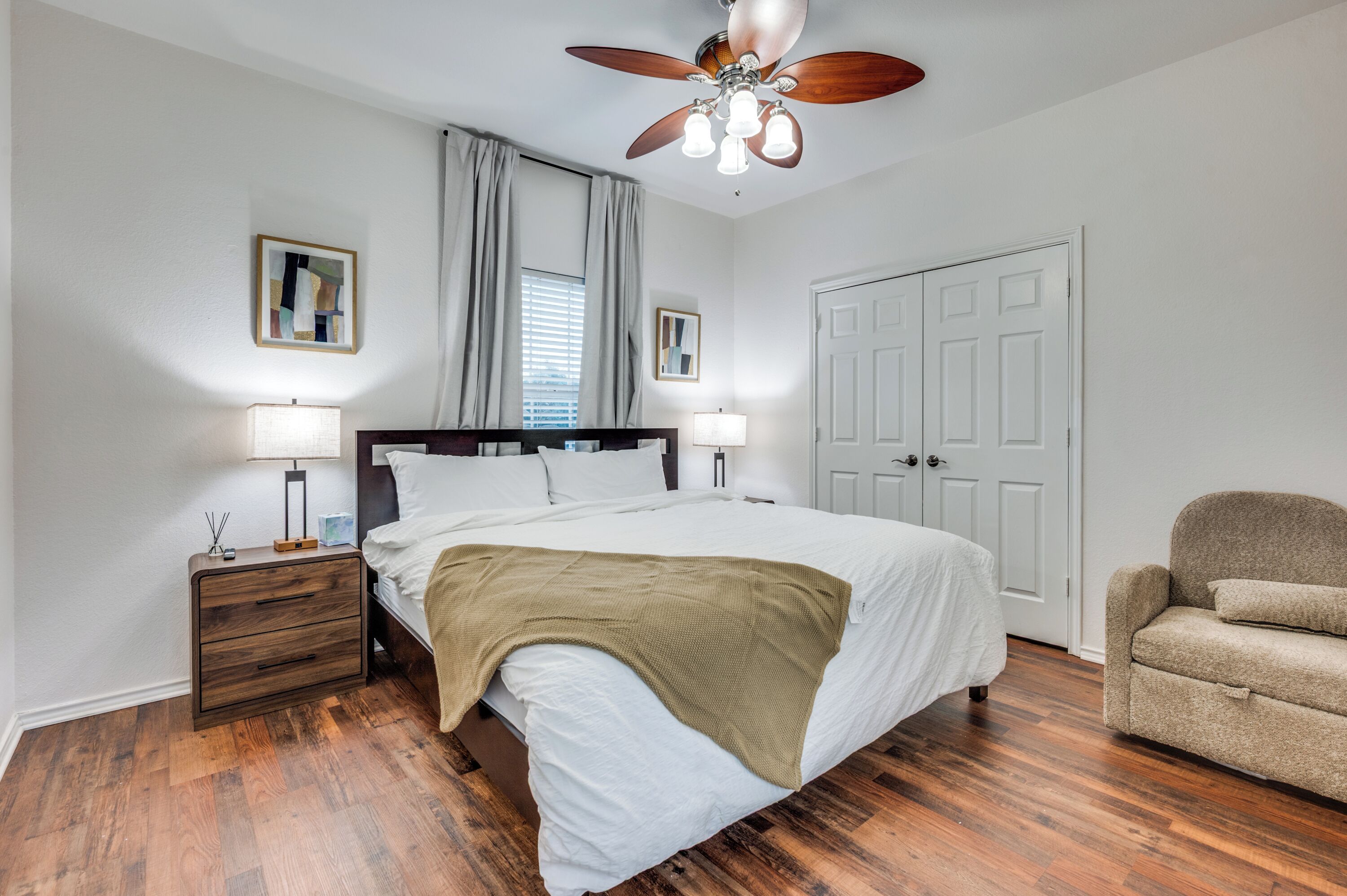 Fer et planche à repasser, Wi-Fi gratuit, draps fournis