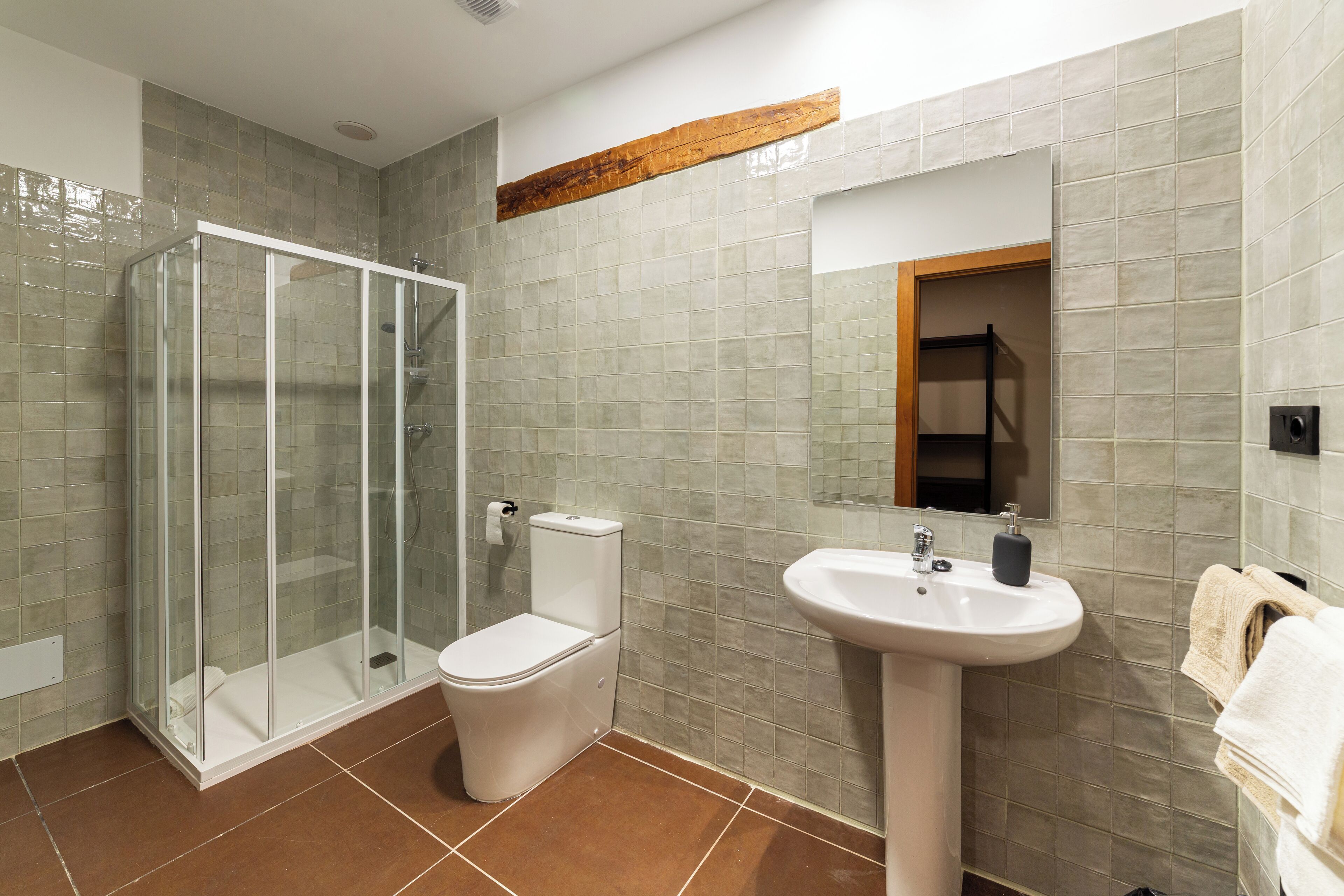 提供毛巾、番梘、廁紙