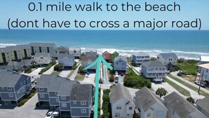 Un quartier résidentiel avec des maisons et une vue dégagée sur la plage.