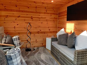 Cottage | Living area - 127 Bellhouse Way (York)