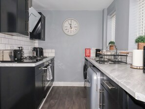 Cottage | Private kitchen | Cookware/dishes/utensils - 127 Bellhouse Way (York)