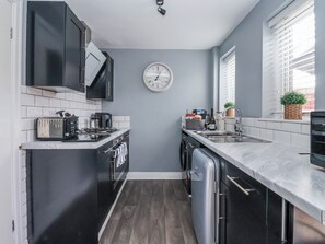 Cottage | Private kitchen - 127 Bellhouse Way (York)