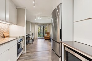 Frigorífico, microondas, placa de cocina y lavavajillas