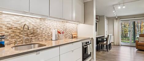 Réfrigérateur, micro-ondes, plaque de cuisson, lave-vaisselle